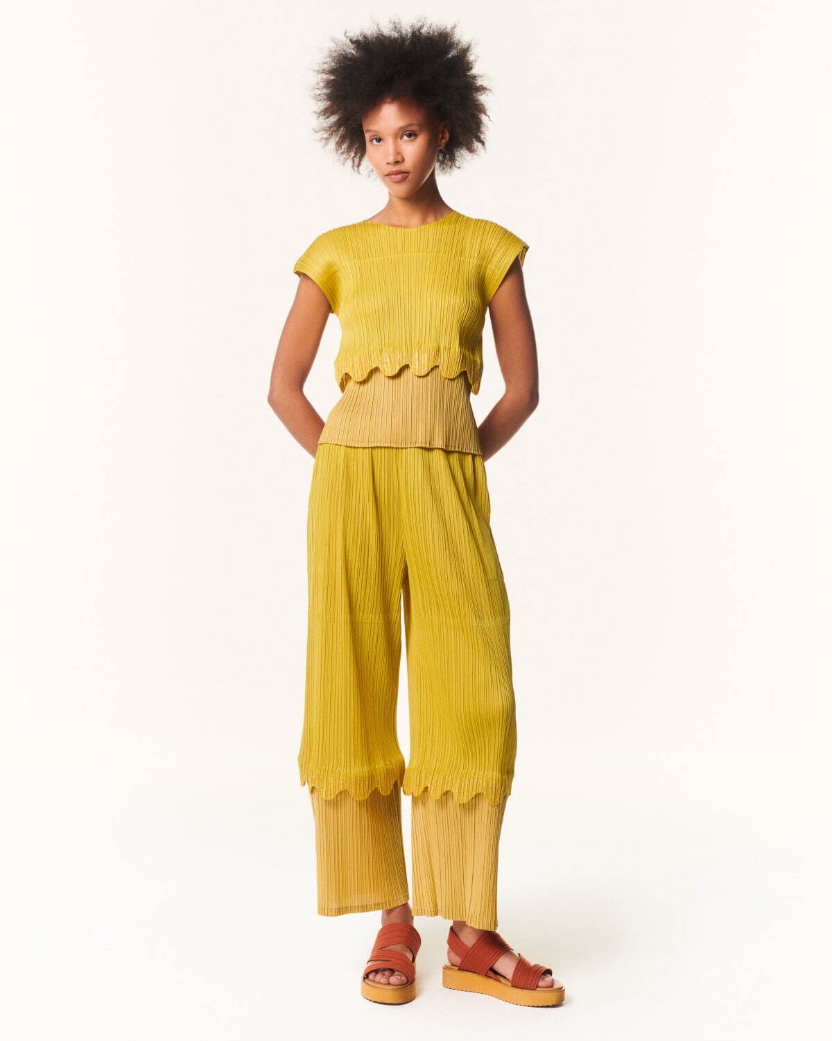 プリーツ プリーズ イッセイ ミヤケ“花火”プリントのワンピースなど