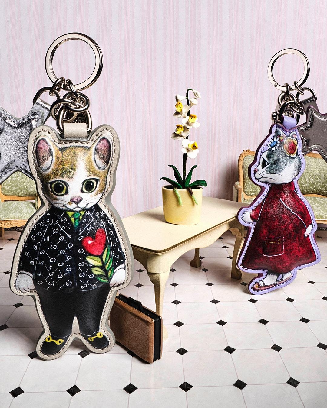 グッチ、ヒグチユウコが描く“魔法の森”ハンドバッグ＆ドレス姿の猫キー