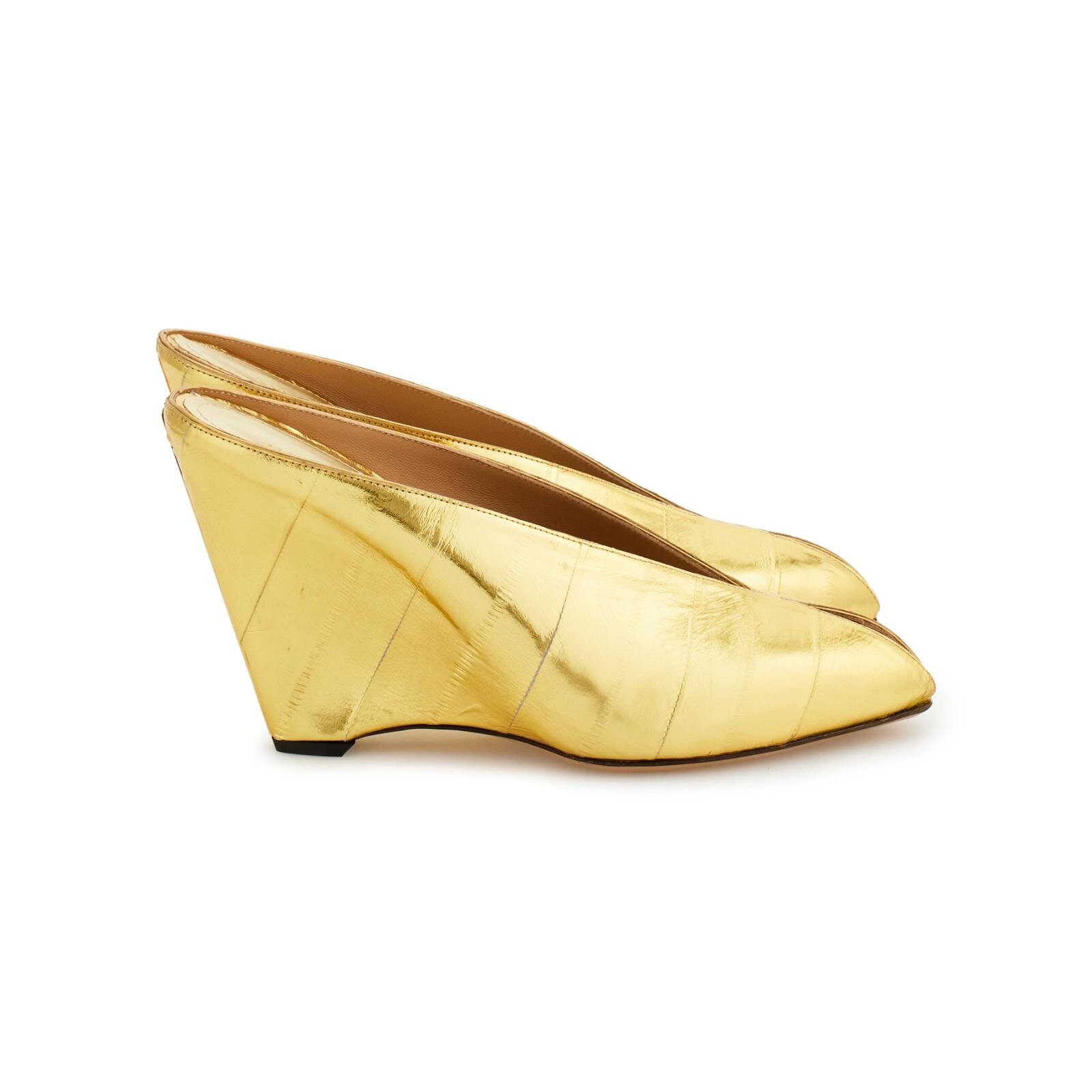 フェラガモ“メタリックゴールド”ミュールや「ガンチーニ」パンプス