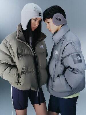 ザ・ノース・フェイスのウィメンズダウンジャケット、ギャザーを寄せた