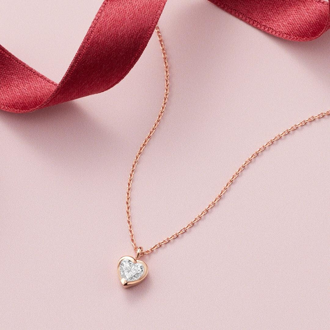 カナル 4℃の25年クリスマスジュエリー、“花型リボン”のネックレスや