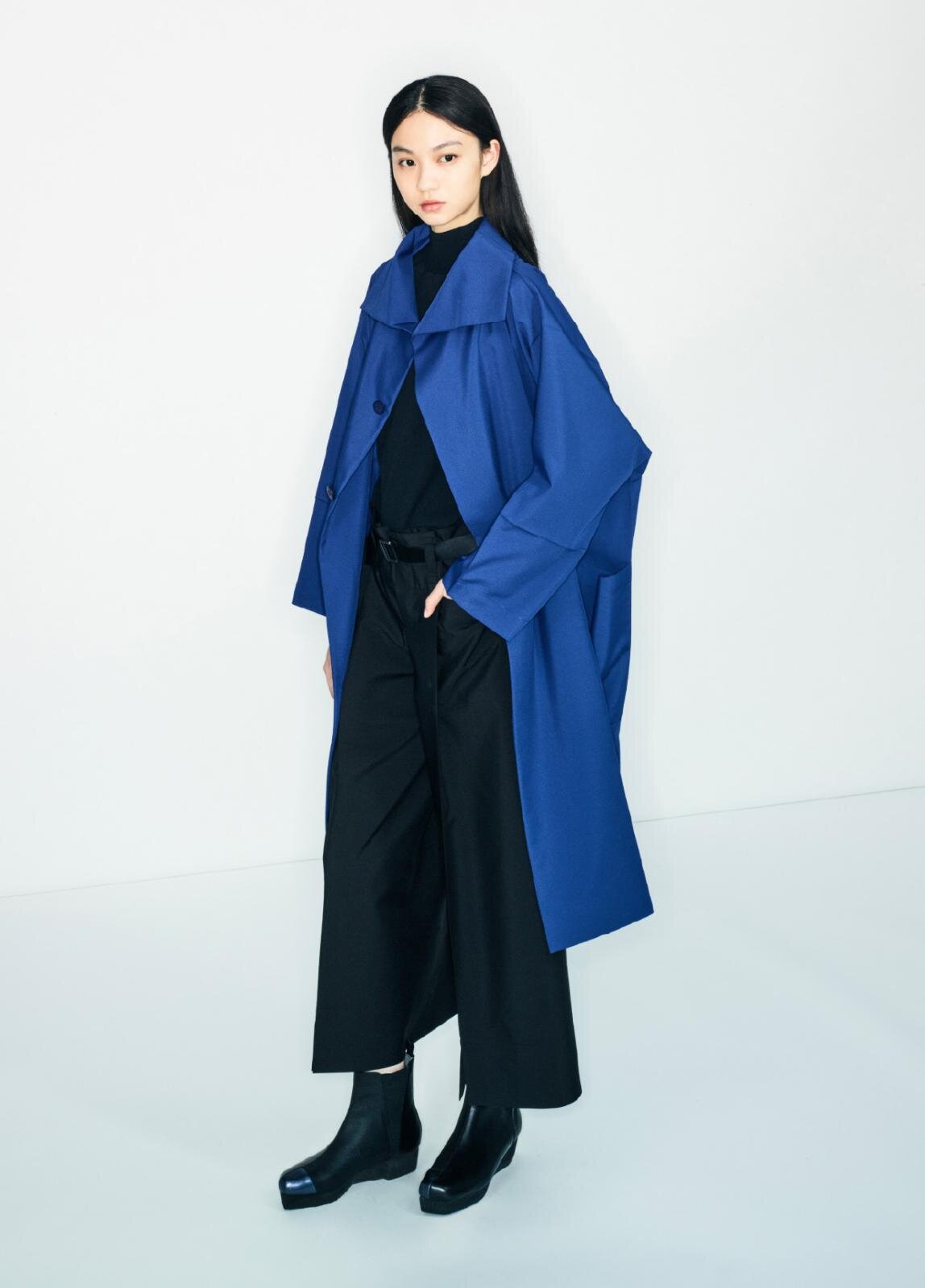 132 5. イッセイ ミヤケ“一枚の布を巻き付けた”羽おり＆フラットに