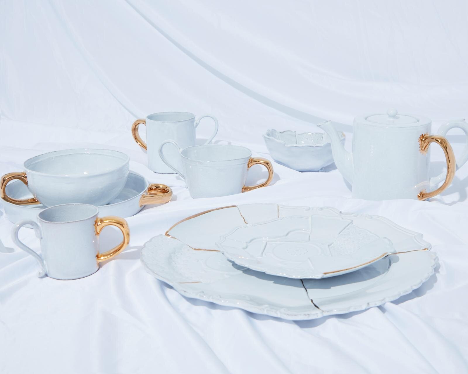 sacai×アスティエ・ド・ヴィラット、パッチワーク風の金継ぎプレートや