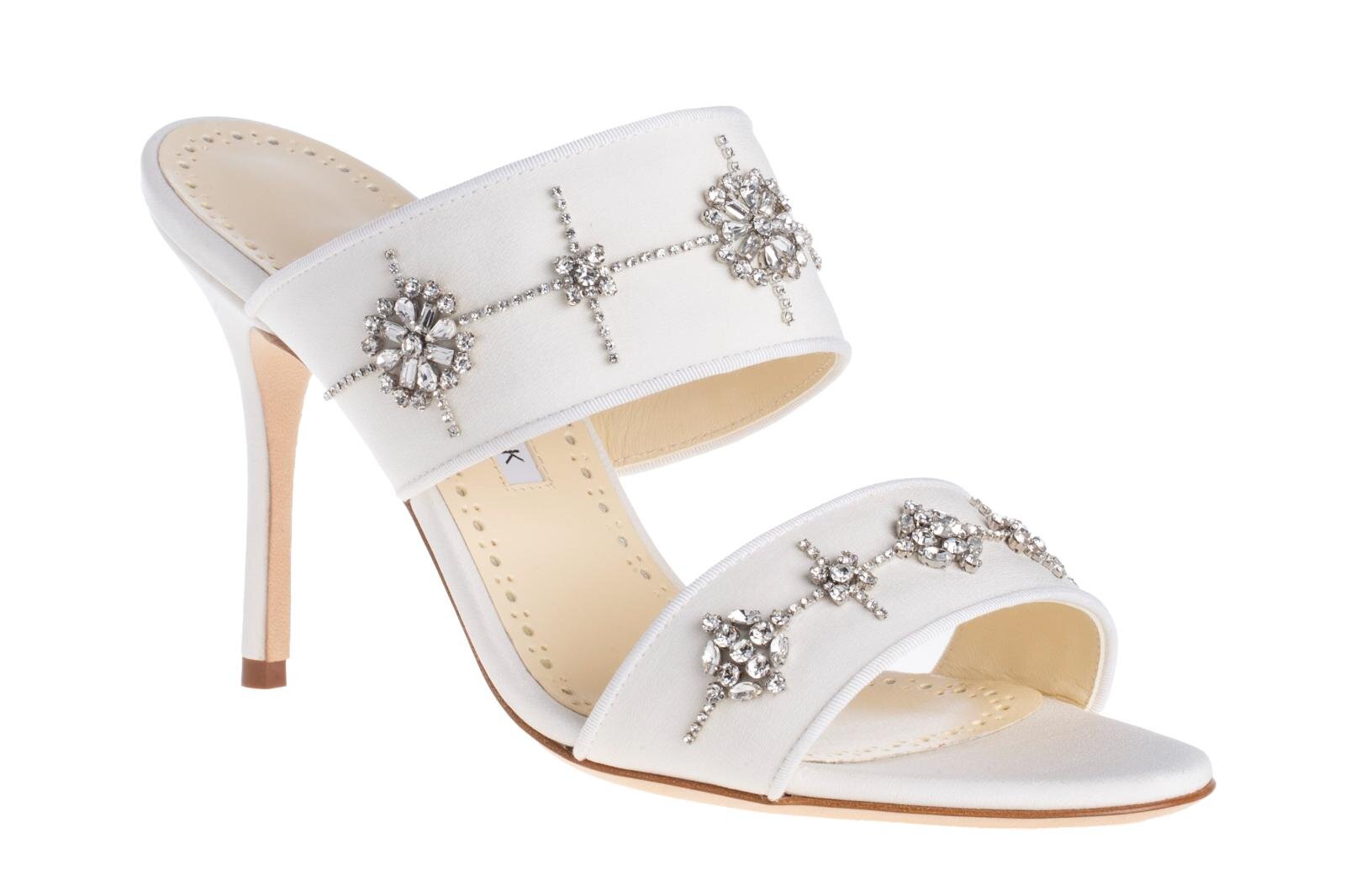 マノロ ブラニク“東ローマ帝国”着想シューズ、クリスタルフリンジ輝く