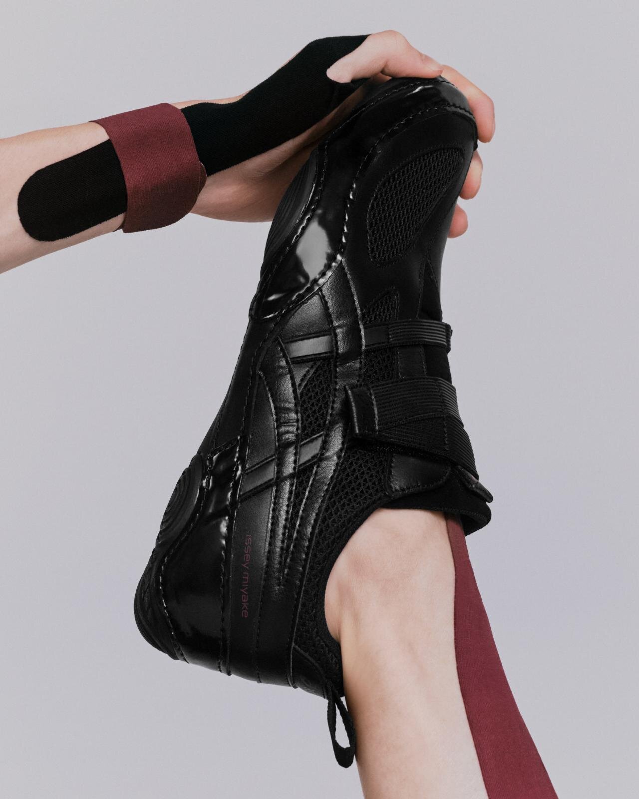 三宅デザイン事務所×アシックスのスニーカー、“テーピング”着想の