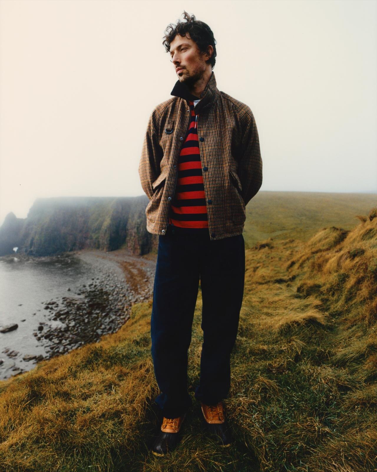 ノア×バブアー、“鮮やかレッド”のジャケット＆経年変化を楽しむ