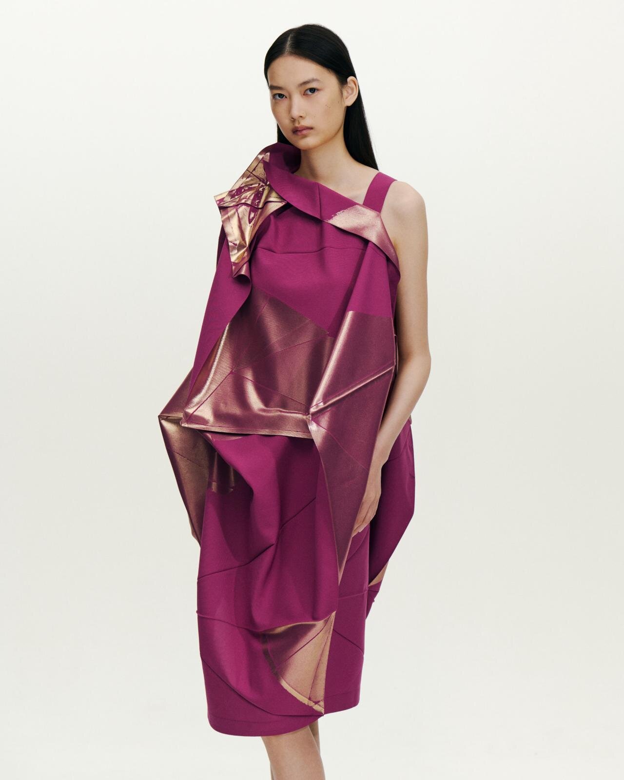 132 5. イッセイ ミヤケ“幾何学的な折り構造”の立体ワンピース＆平面に