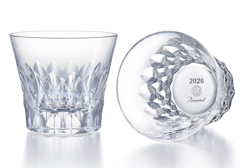 バカラ「ミッフィー」のクリスタル製オブジェ、瞳や口もとは金彩で表現