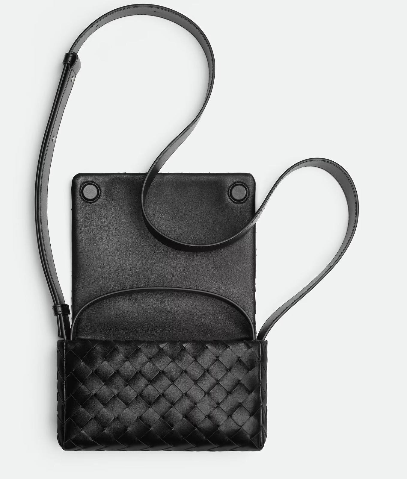 ボッテガ・ヴェネタの”フラップ式”イントレチャートミニバッグ