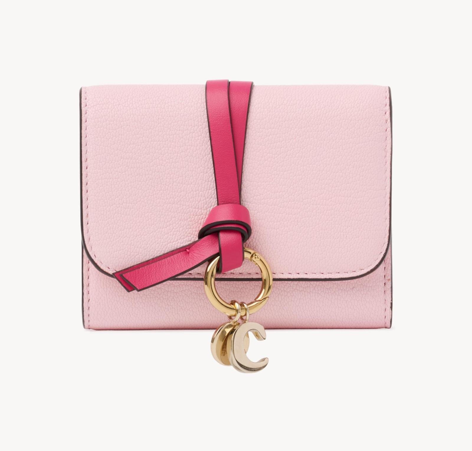 クロエ“淡い桜カラー”の三つ折り財布、チューリップの花びらチャームも