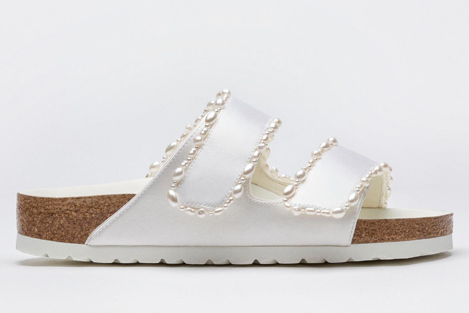 シャネル ココ ビーチ」マットブラックのストラップサンダルや“ダブルC