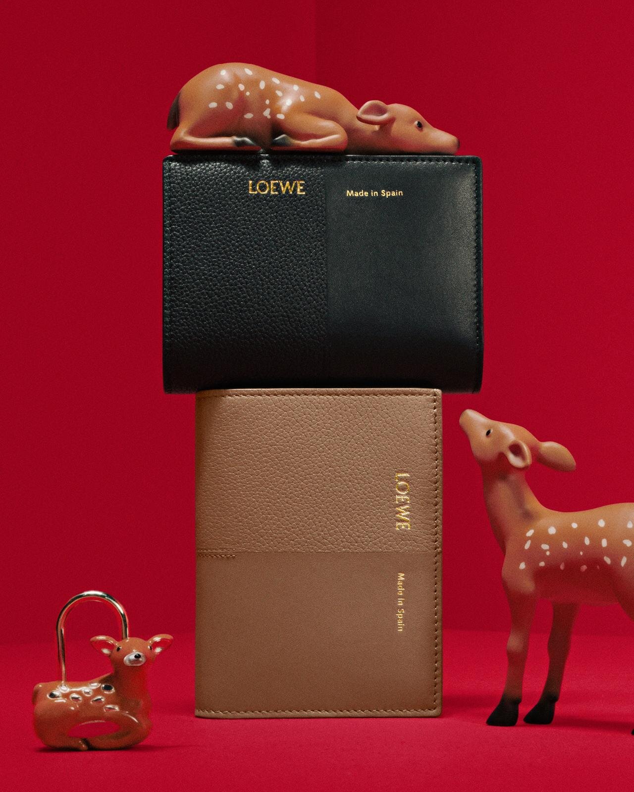 ロエベのウィメンズ財布、表情の異なる2種レザーを組み合わせた二