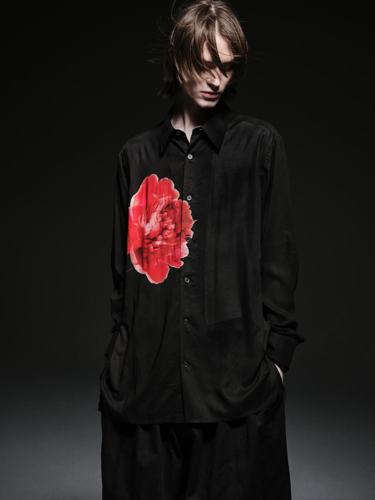 ワイルドサイド ヨウジヤマモト“赤い牡丹”が咲くグラフィックシャツ