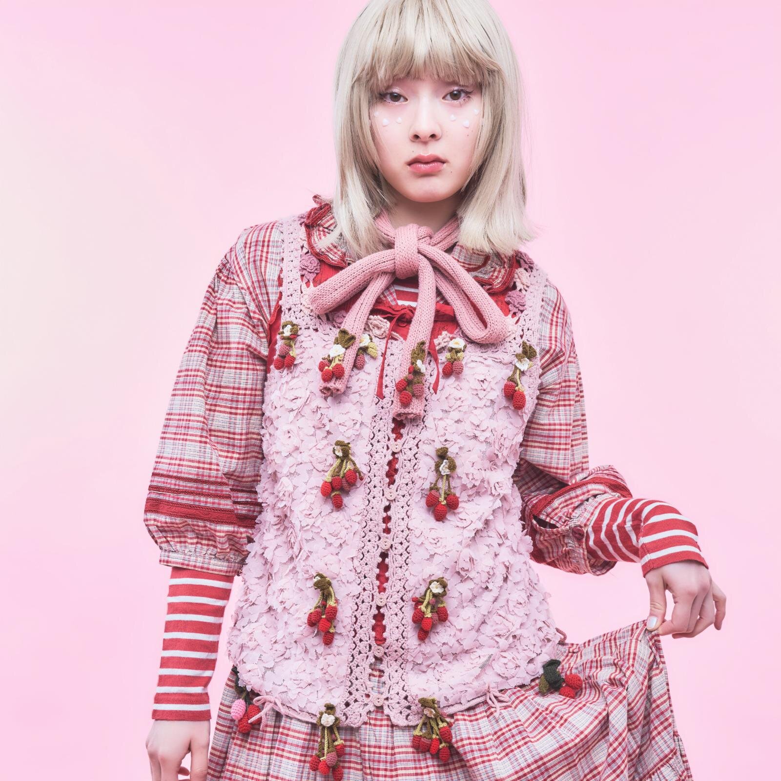 ピンクハウスポッシュの1点物ウェア、“ニットリボン”並ぶフリル