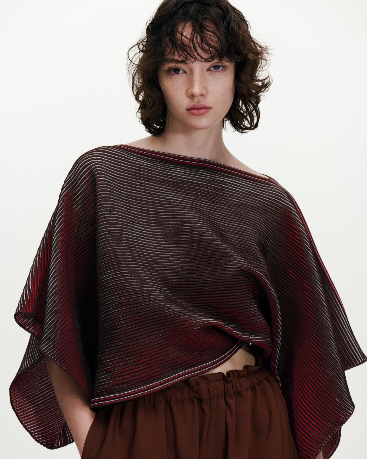 132 5. イッセイ ミヤケ“柄の視覚効果”で立体的に見せるトップや