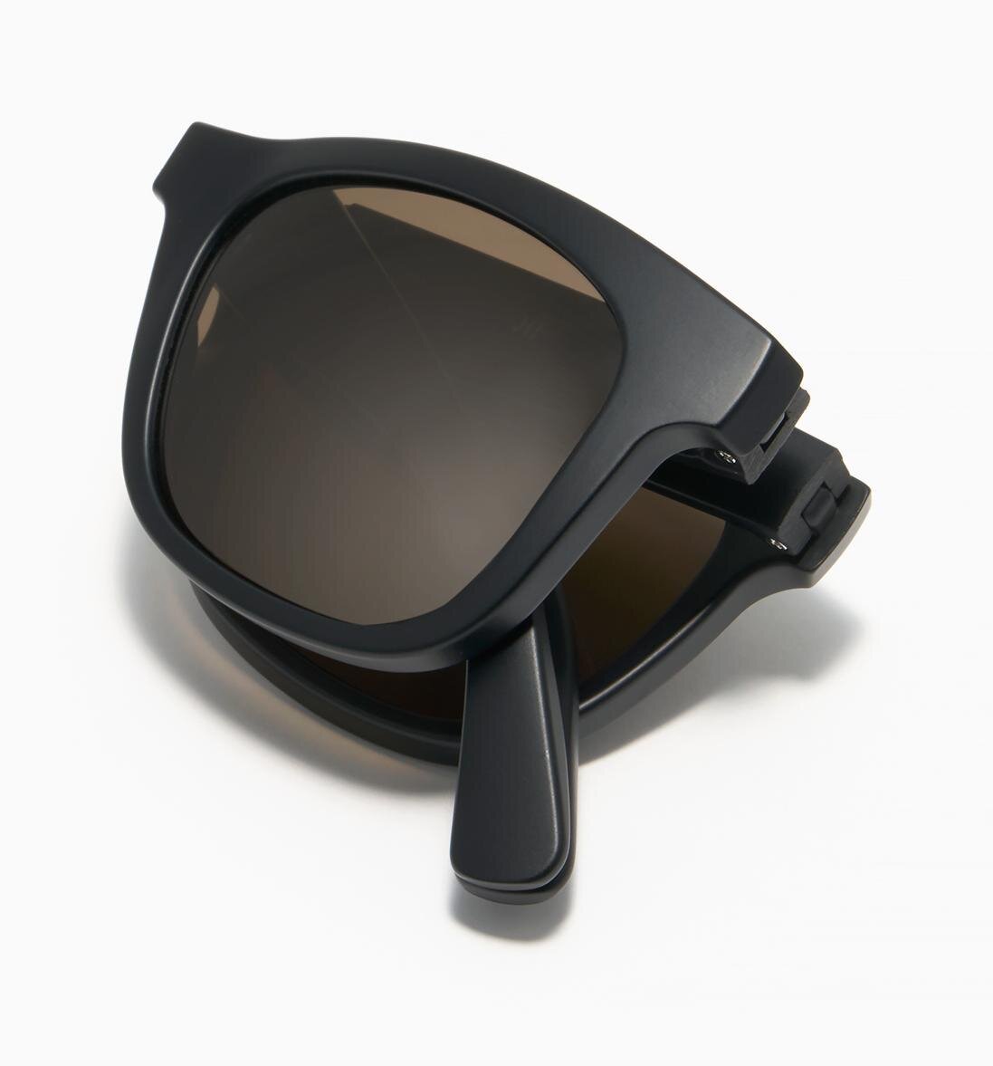 JINSの26年春夏サングラス、クリアカーキのウェリントン型や色が変化