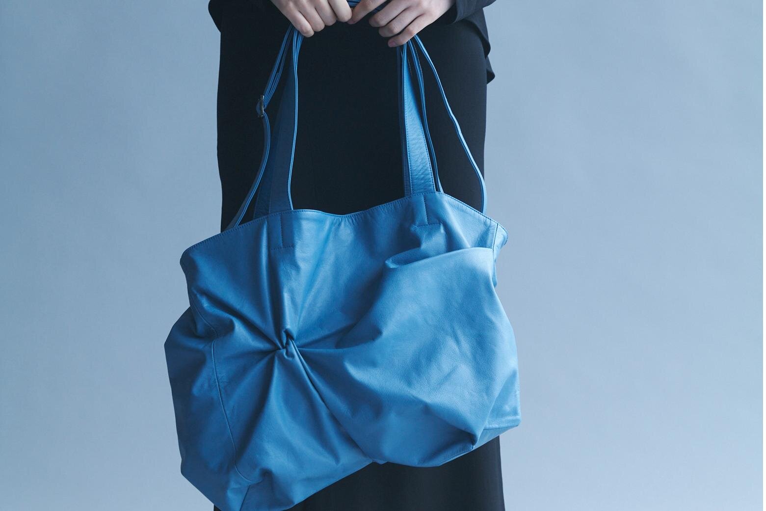 コム デ ギャルソン 青山店限定“真っ赤な”レザーバッグ、四角＆台形の2