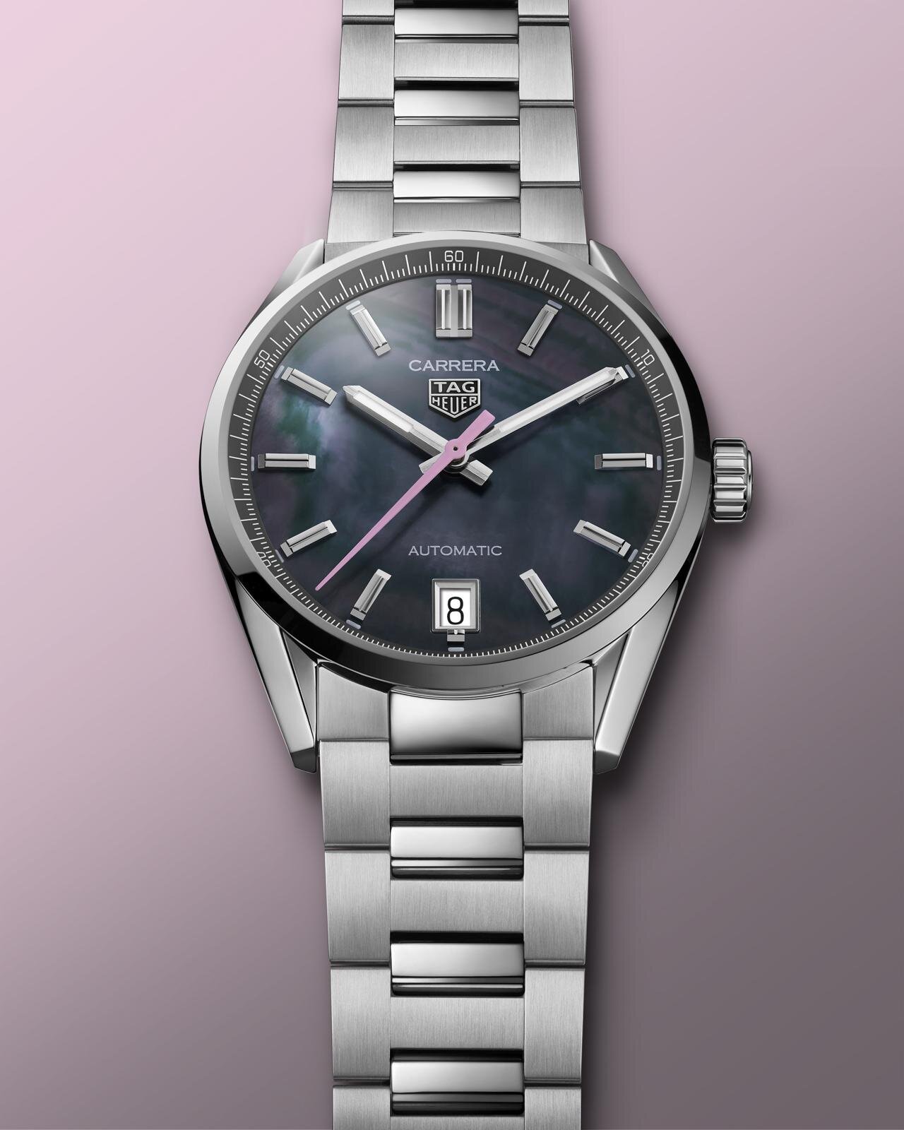 タグ・ホイヤー“桜イメージ”腕時計、パステルピンクの針×角度で表情が