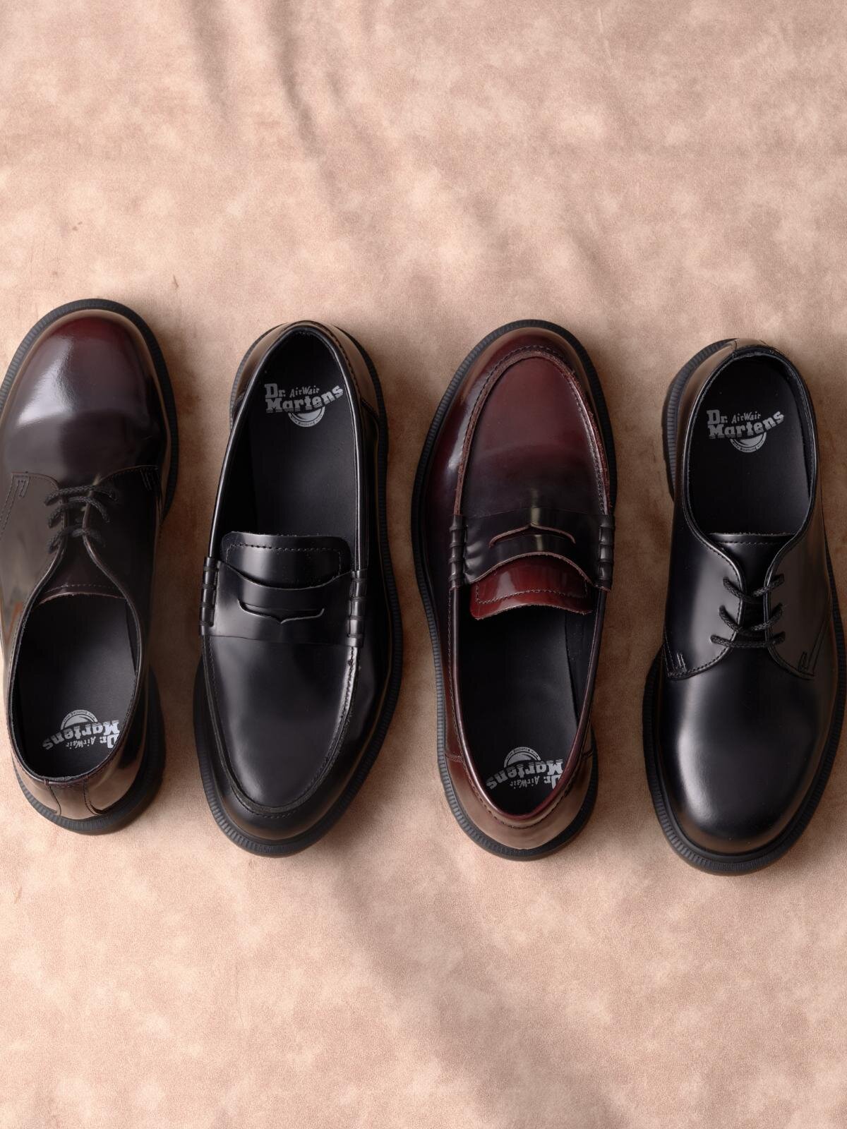 ドクターマーチンのレザーシューズ、光沢レザーのローファーやオール