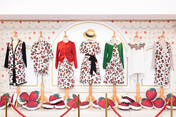 Q-pot.初のアパレルライン「Q-pot. Dress」デビュー、イチゴ柄のドレス