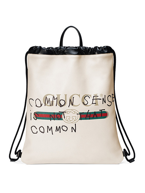 グッチ、 手書きのメッセージ入りTシャツ＆バックパックなどを発売