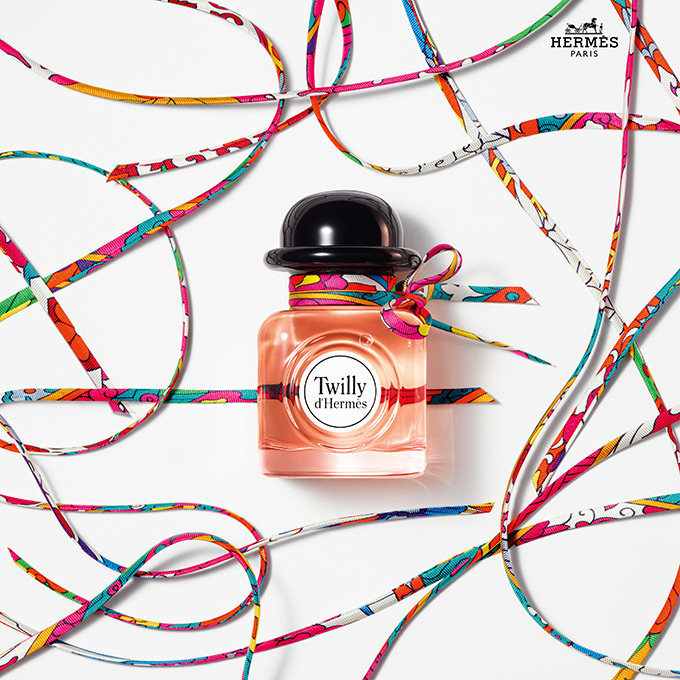 エルメス”リボンスカーフを巻いた”新香水「ツイリー ドゥ エルメス