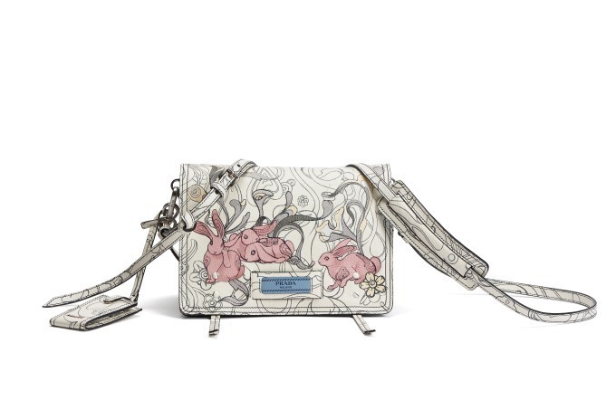 プラダがラビットモチーフのバッグやピラミッド柄スニーカー発売