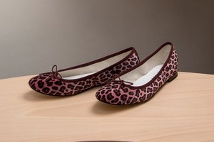 レペットのレオパードシリーズ、バレリーナシューズにベルベット素材の