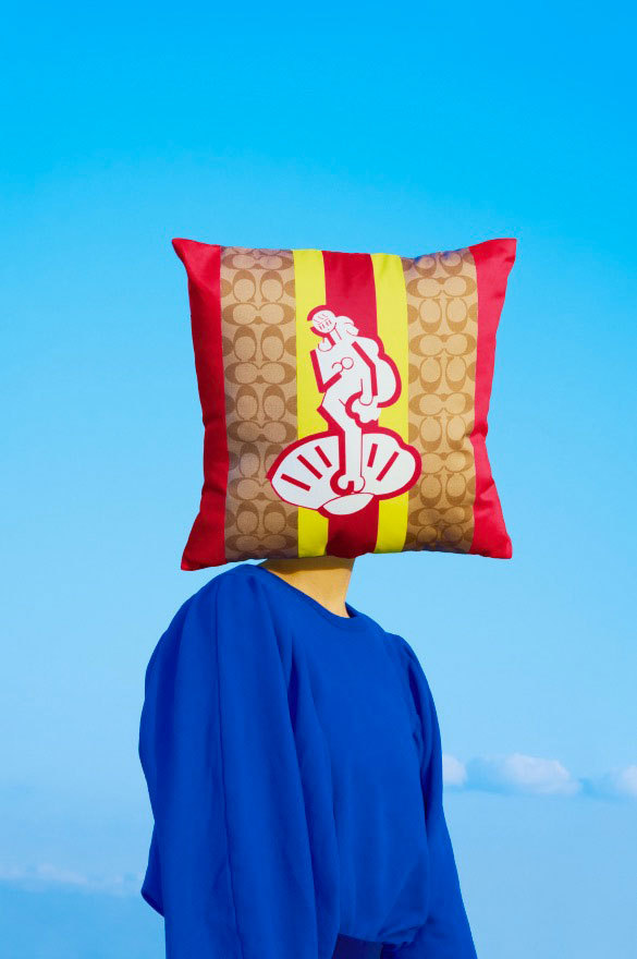 コーチ×キース・ヘリングのコラボバッグ、ブラウンの新モノグラムに