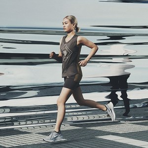 ナイキラボ×アンダーカバー「GYAKUSOU」新作アイテム、シックで未来的