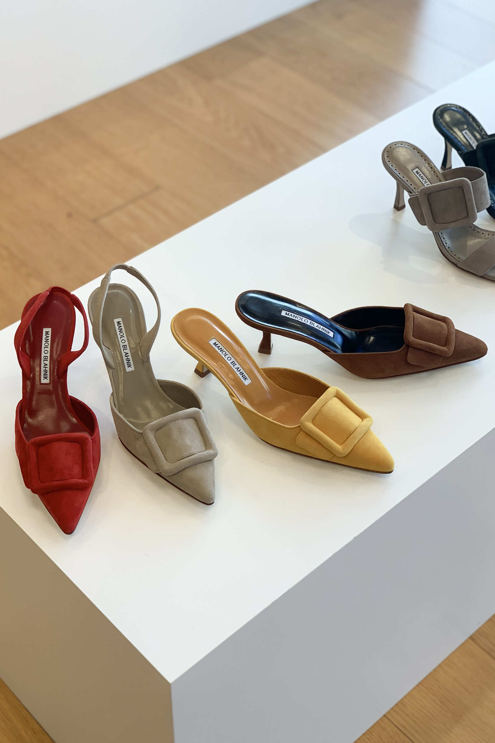 マノロ ブラニクで一番売れている靴「メイセール」20年春夏から