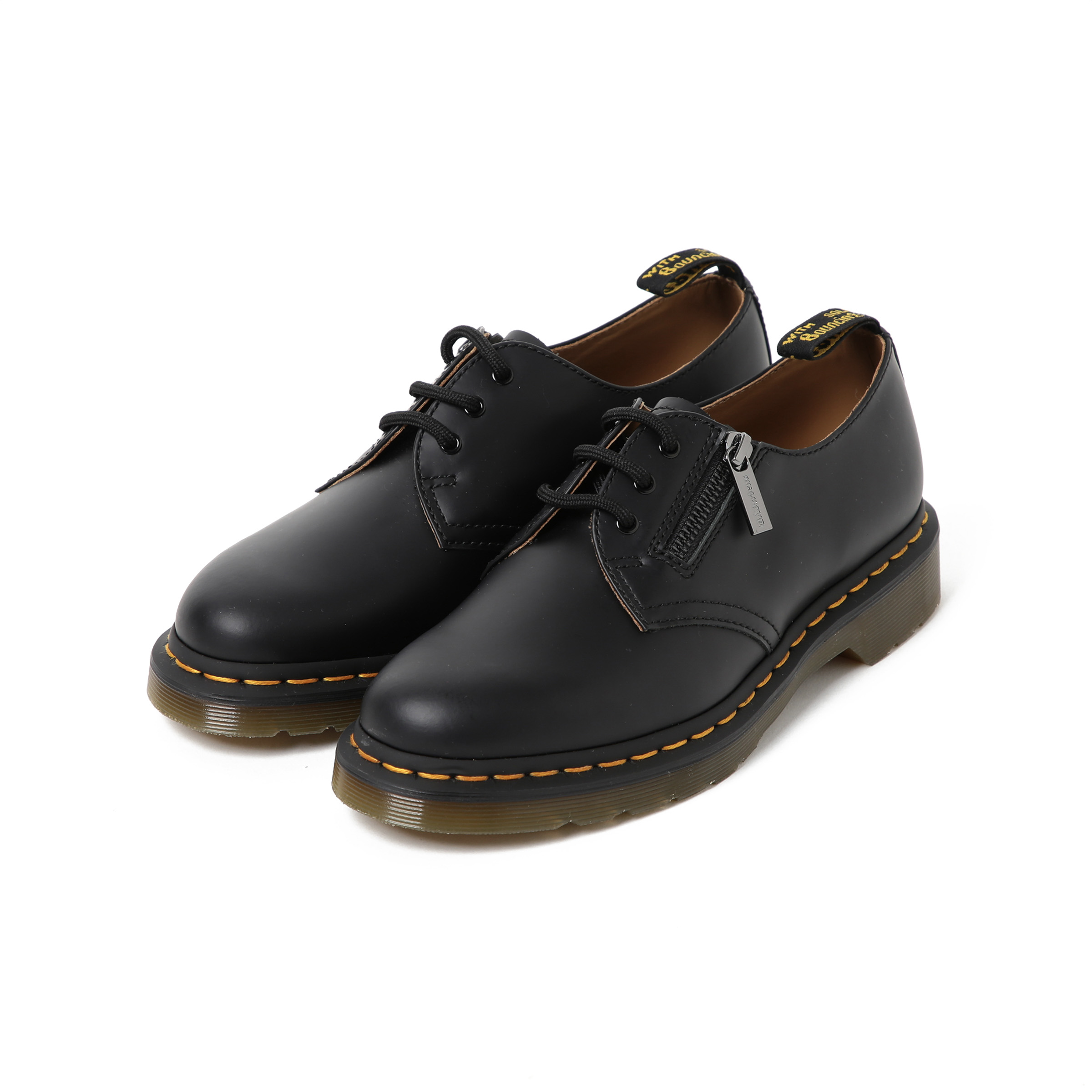 ビームス×ドクターマーチン、サイドジップをあしらった3ホールシューズ