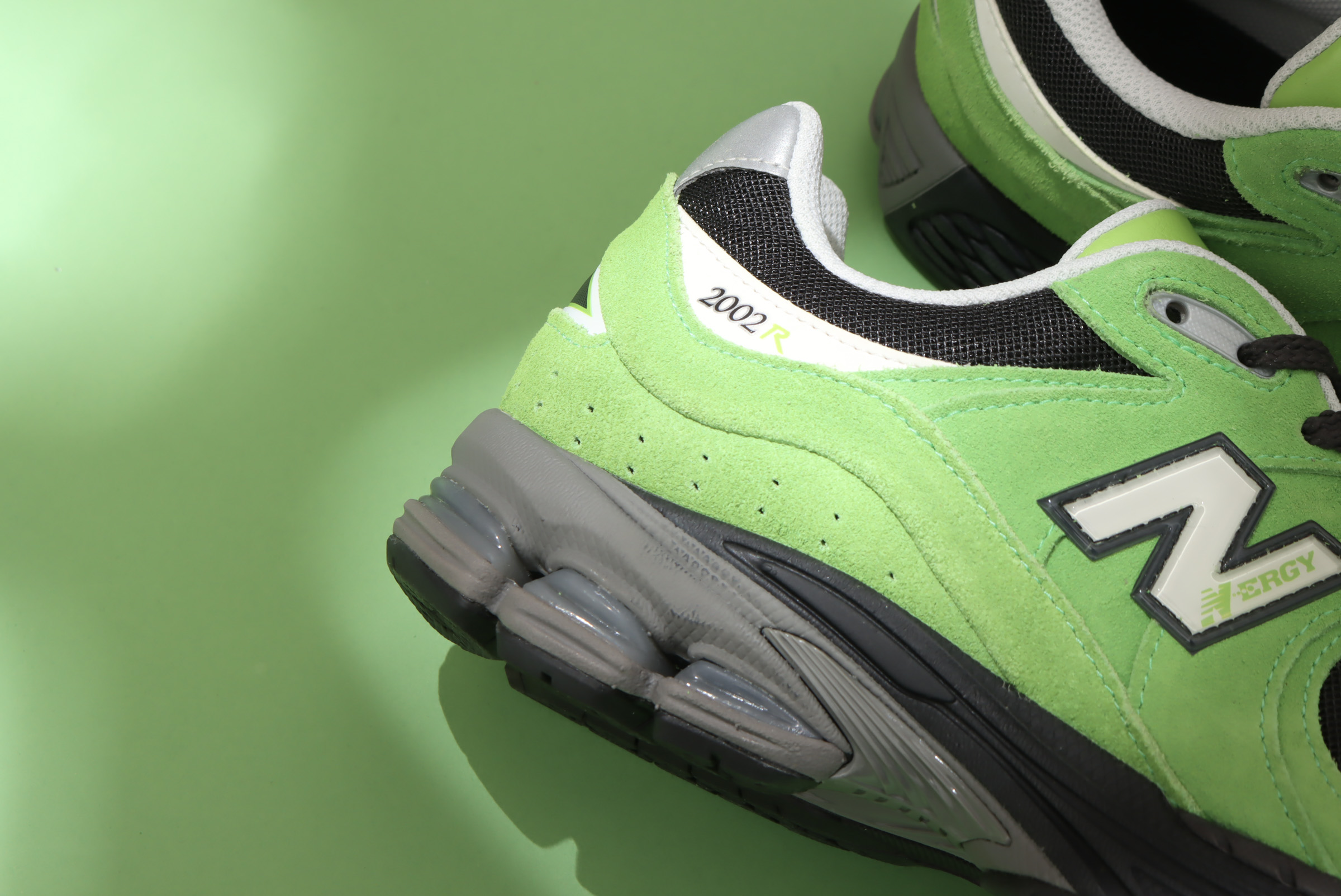 ニューバランス、グリーンとブラックのコントラストが特徴的な「M2002R