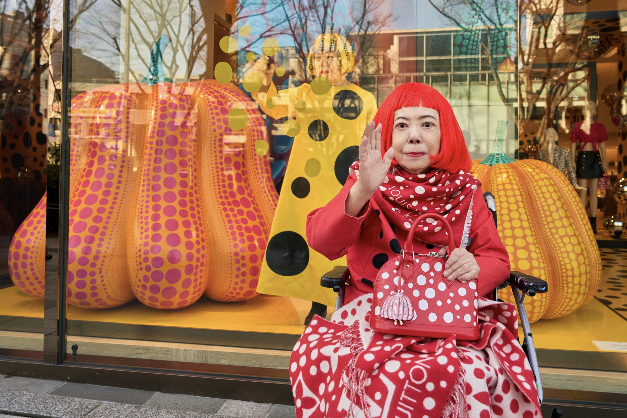 ルイ・ヴィトン×草間彌生、ポップアップが原宿駅前にオープン