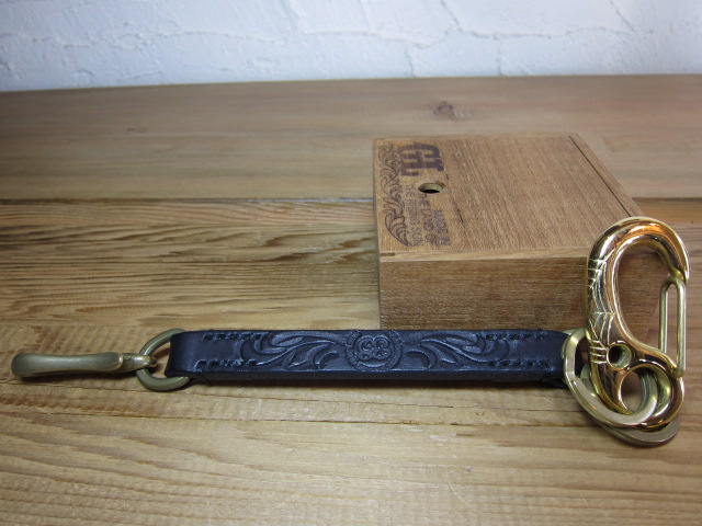 GROK LEATHER/KEY LEATHER CODE CARVING BLACK GROK LEATHER