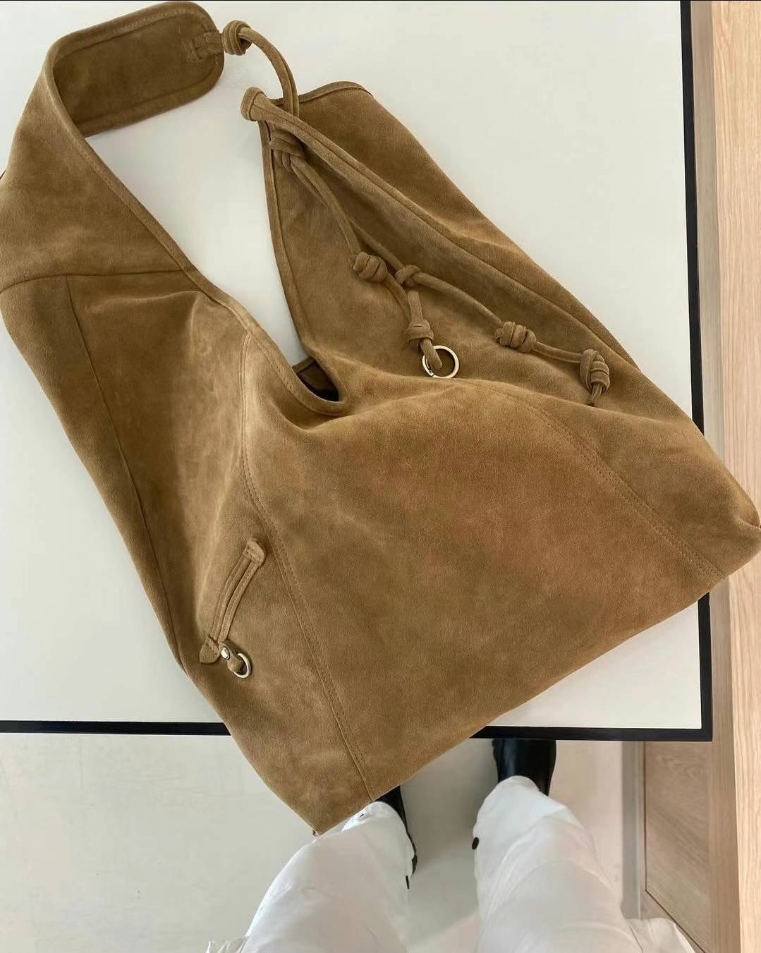 現貨在台| Archivépke Knotted layer bag 麂皮三角托特包- fefe store