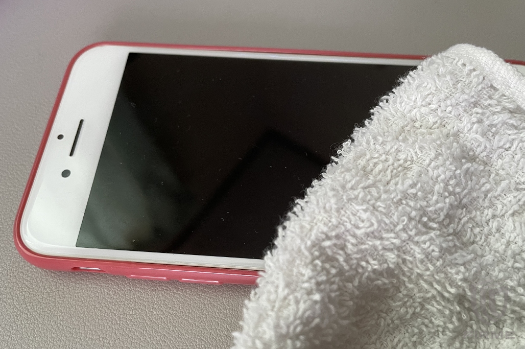 ガラスフィルムの指紋が目立つ時はどうする？汚れが取れない時の対処法