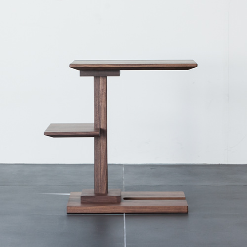 二枚の天板を使い分ける無垢材のSOMMELIERサイドテーブル | ソファ専門