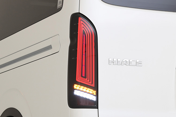 ハイエースのテールランプ交換方法を解説します。リアビューをカッコ