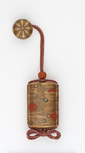 菊蒔絵印籠 銘 梶川作（榮） | 梶川 | 収蔵品詳細 | 作品を知る | 東京