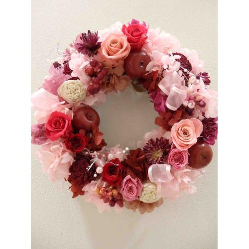 ピンクのバラのリース」| 花屋「フィオリスタ ぴあに」のオリジナル