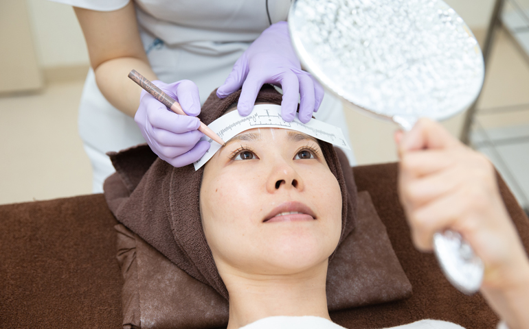 アートメイクの機械彫りと手彫りはどちらがおすすめ？特徴や違いとは