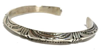 インディアンジュエリー ナバホ族バングル トライアングル型 シルバー