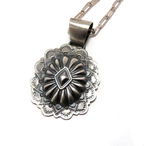 Arnold Goodluck作 スタンプワーク・ペンダント インディアンジュエリー