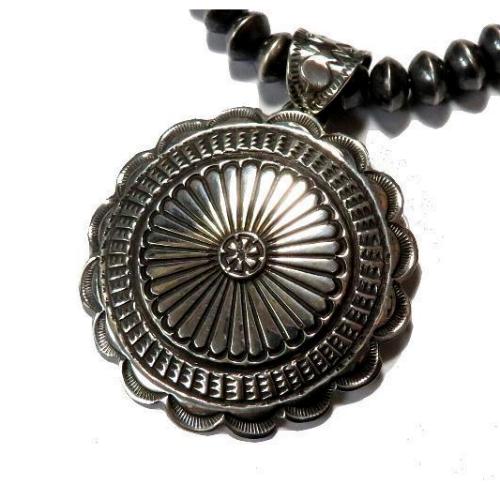 Geneva Ramone (NAVAJO)作 スタンプワーク・ペンダント インディアン