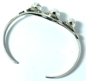 ホワイトバッファロー・バングル・ブレスレット・インディアンジュエリー