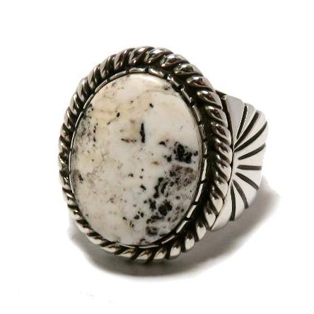 ホワイトバッファロー リング ナバホ族製作の ホワイト系 インディアン