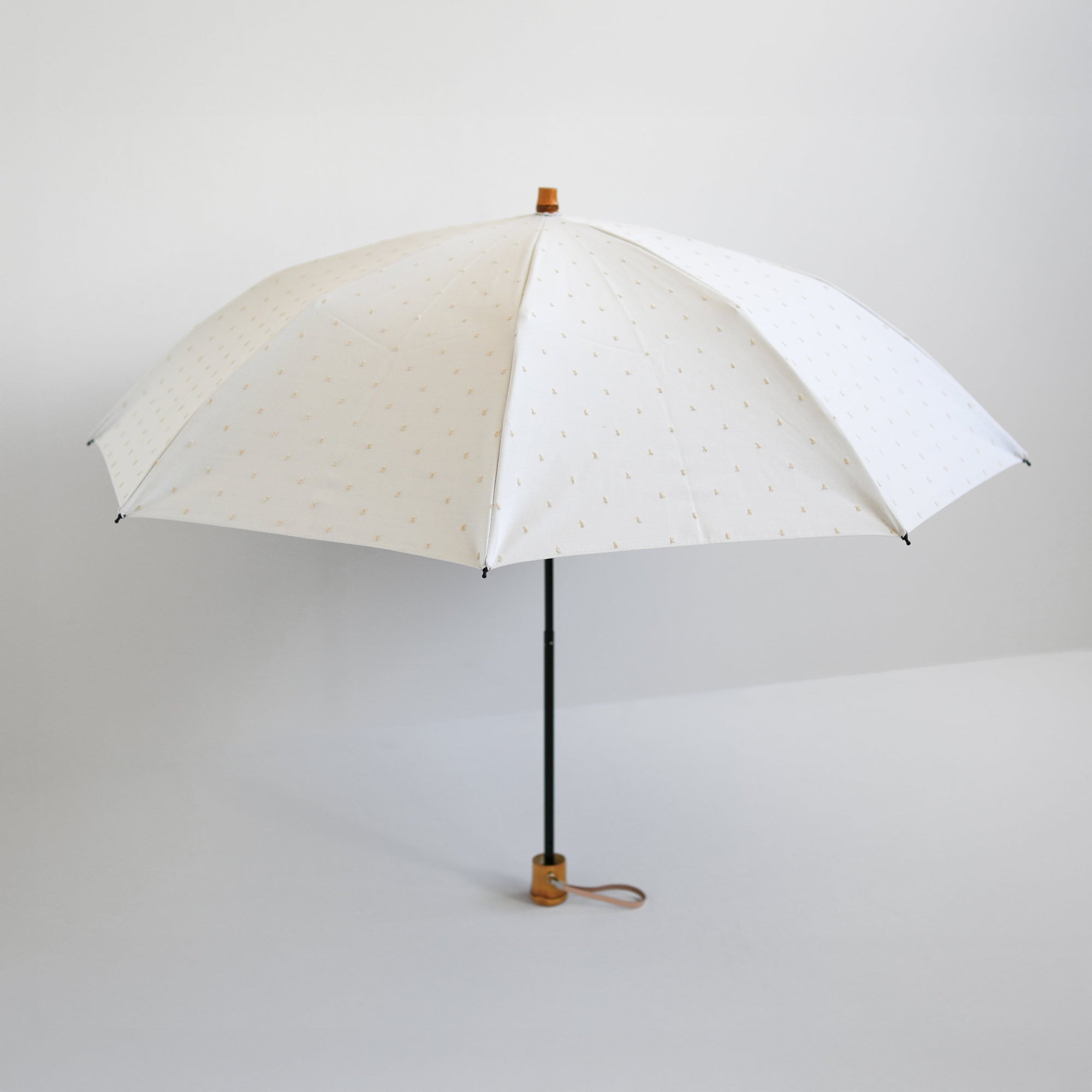 立体的なドット柄がかわいい、UVカット率99.9%以上・遮光率100％・遮熱