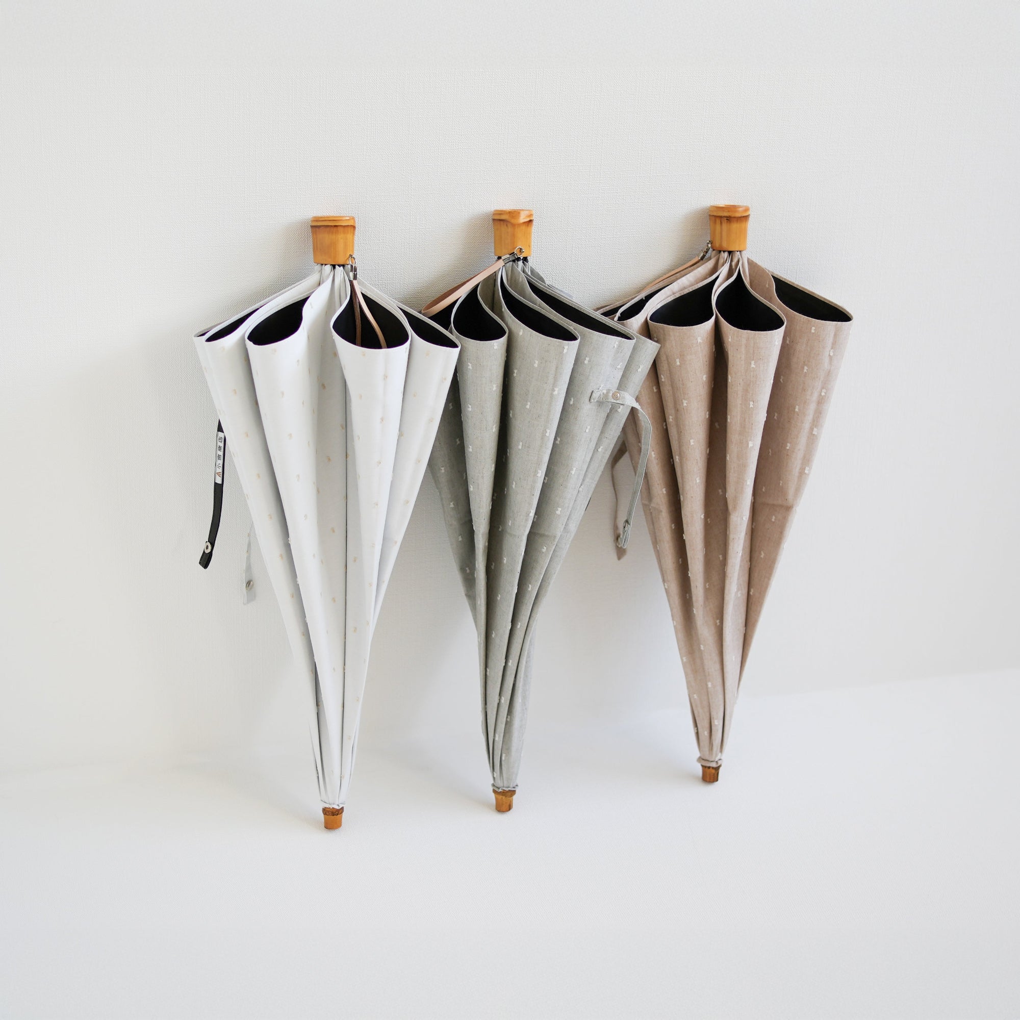 立体的なドット柄がかわいい、UVカット率99.9%以上・遮光率100％・遮熱