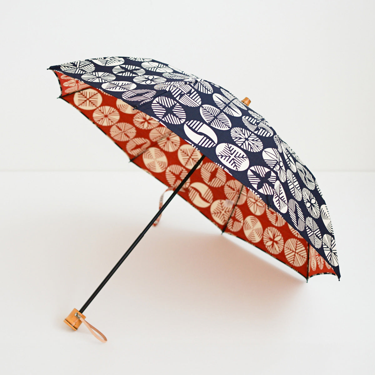 型絵染めの伝統技法を用いた裏表のコントラストがおしゃれな風呂敷生地